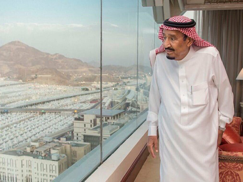 الملك سلمان يصل لـ "منى" لخدمة الحجاج والإشراف على راحتهم